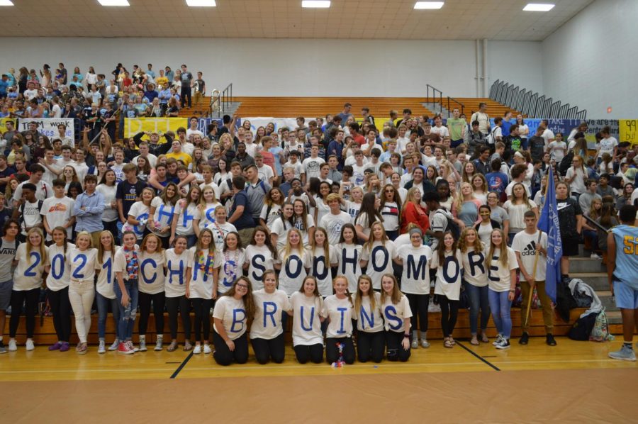 The sophomore class shows off their class color.