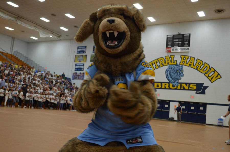 The bruin mascot poses for a picture.