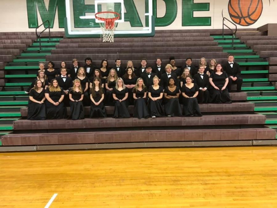 The Advanced Mixed and Chamber choirs before their assessment.